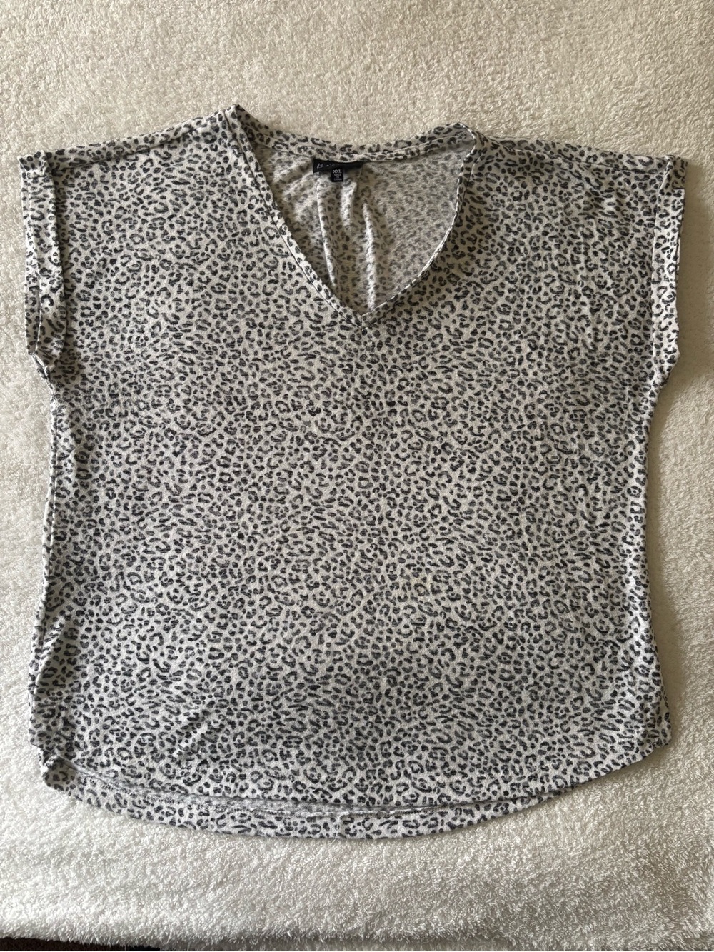 bobeau White and Gray Leopard Print V-Neck Tunic - Picture 3 of 14